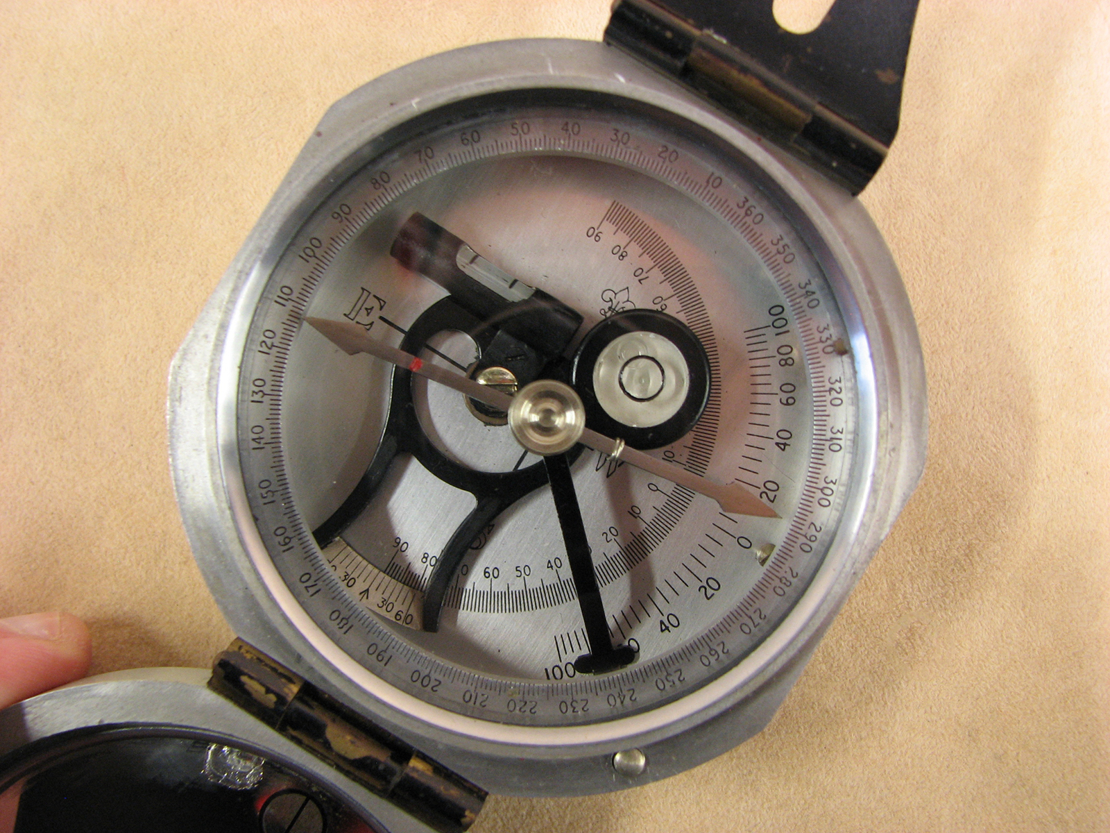 1940's unsigned Brunton design pocket transit compass